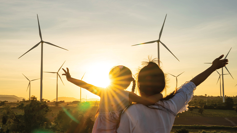 familia ante molinos energia eolica